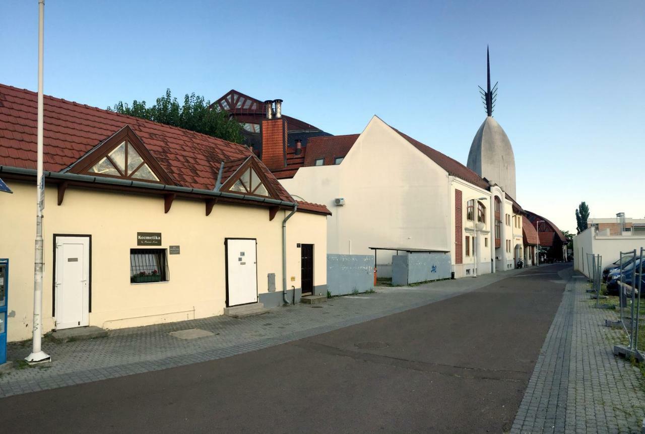 Kertesz-Haz Hotel Егер Екстериор снимка