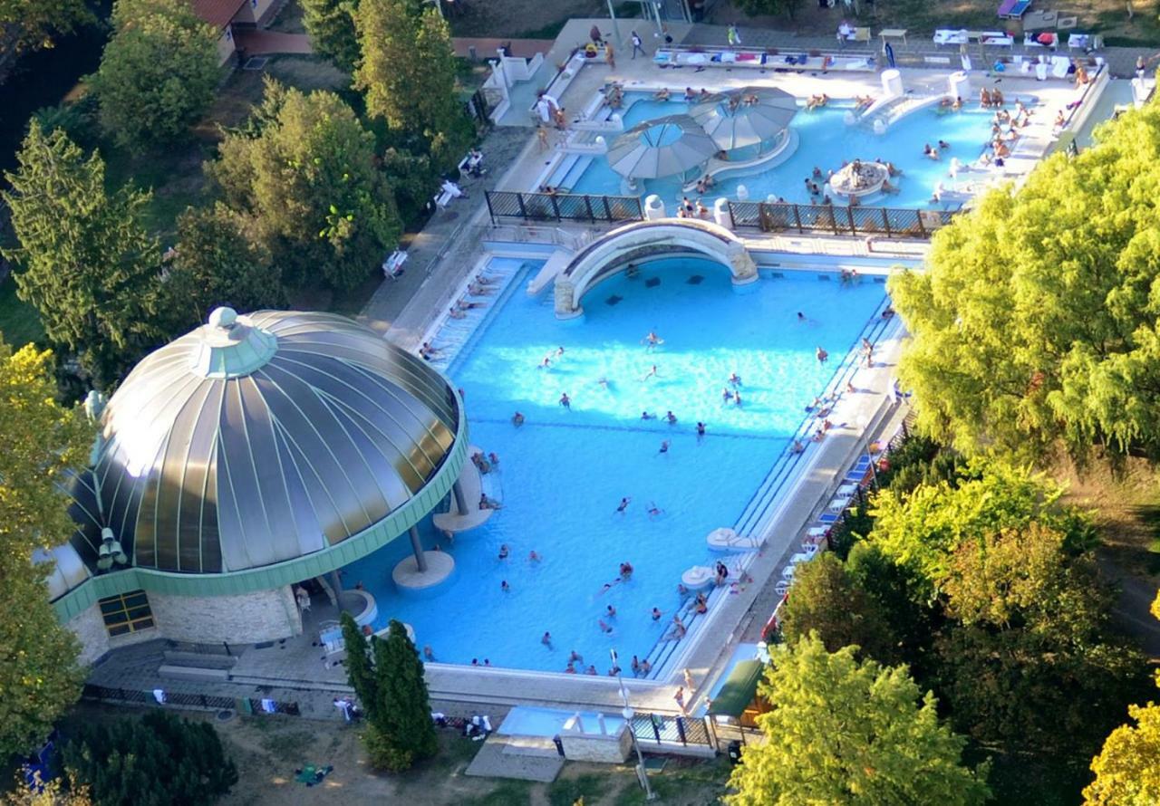 Kertesz-Haz Hotel Егер Екстериор снимка